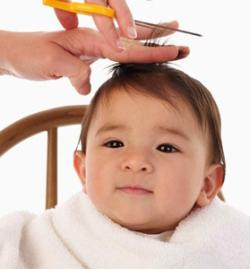 Ehhez csak egy kis mennyiségű türelmet és időt töltsön fel, és fedezze fel azokat az eszközöket is, amelyeket a gyermek első frizurájának létrehozásához használhat