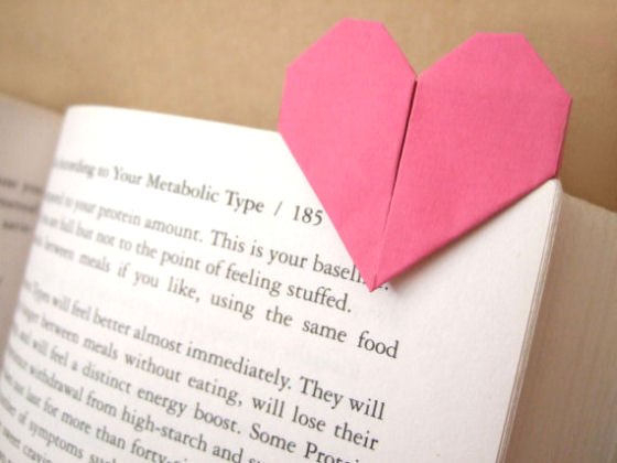 Tja, för romantiska människor som inte kan föreställa sig sin dag utan att läsa nästa mästerverk, är det bara nödvändigt att bokmärke hjärtat